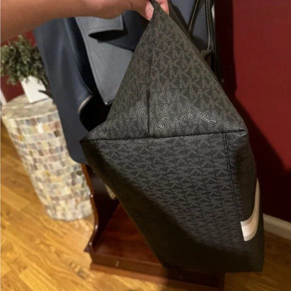 MICHAEL KORS TRAVEL LARGE TOP ZIP TOTE - Picture 4 of 14